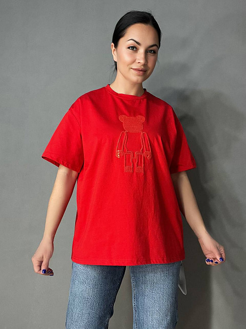 Футболка жіноча A-N 2396 оверсайз з ведмедиком та блискітками, червоний, one size Київ - фото 1