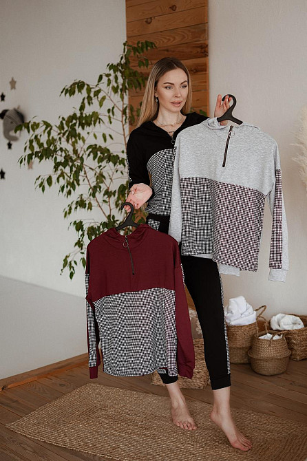 Повседневный женский костюм из трикотажа 