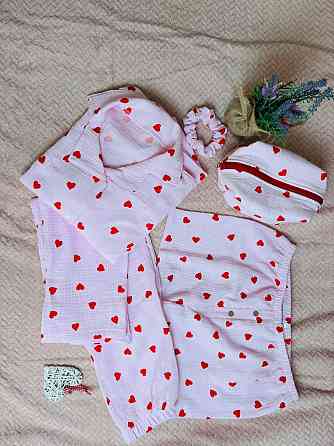 Подарочный бокс Женская муслиновая пижама (рубашка + штаны) мужские шорты-трусы, косметичка и резинка в подарок в красные сердечки 56, 52 Каменец-Подольский