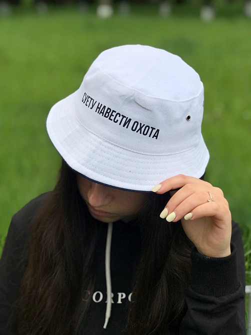 Біла стильна панама з принтом — "Суєту навести охота". Чернівці - фото 2