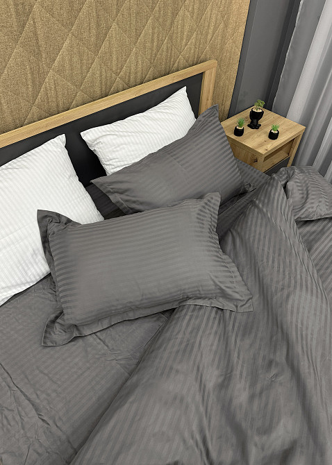 Комплект постільної білизни Страйп-сатин Полуторний з простирадлом на резинці 140х200х25, підковдра 150х220, 2 наволочки 70х70 Темно-сірий (88-208) Київ - фото 7