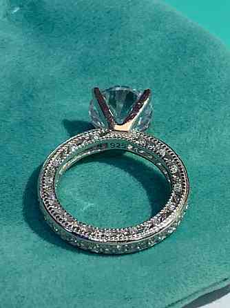 Кольцо Tiffany, серебро 925 пробы. Крупный циркон и мелкие цирконы по ребру кольца / упаковано в мешочек Одесса