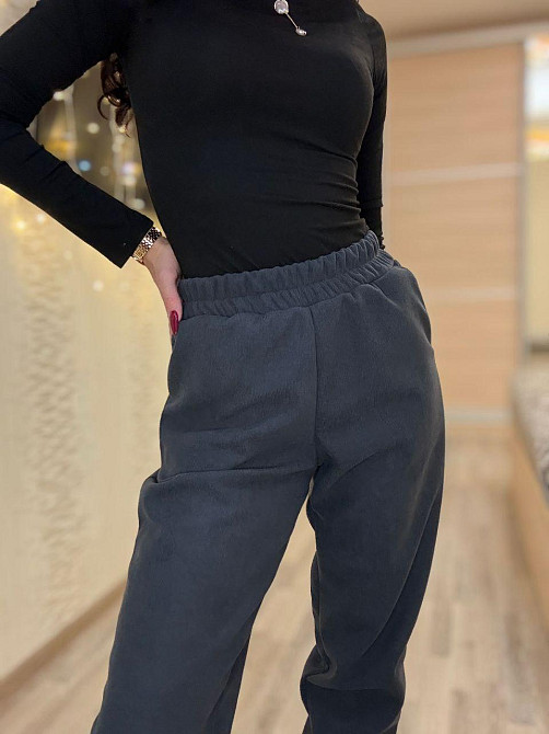 Женские утепленные брюки мом из вельвета на плотном флисе Графит, 46/48 Одесса - изображение 7