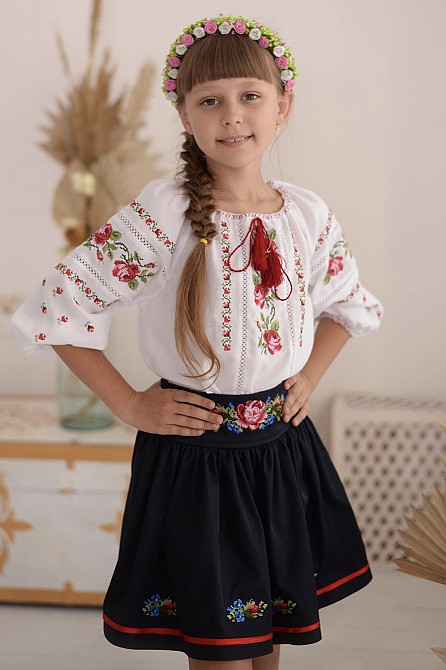 Вышиванка для девочки Кристина с рукавом 3/4 белого цвета и красными цветами. Сумы - изображение 1