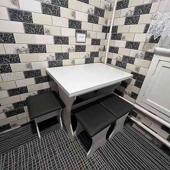 Стол на кухню и 4 мягких табурета (комплект) / Белый Львов