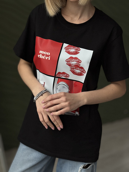 Женская футболка с акцентным принтом 