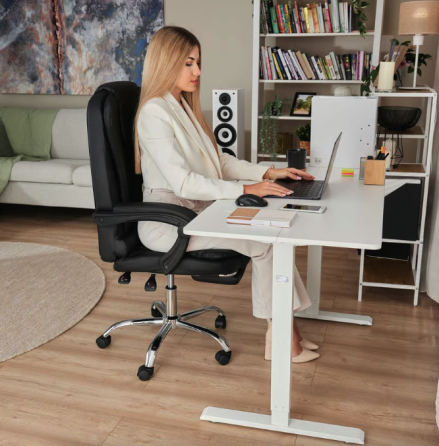 Офісне крісло зі спинкою і підлокітниками з підставкою для ніг Чорне комп'ютерне крісло Крісло керівника Київ