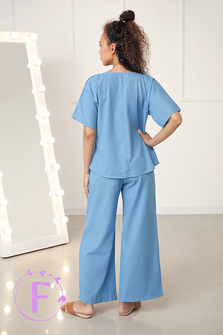 Женский костюм свободного кроя из натурального льна 