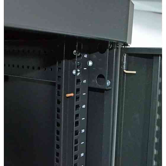 Шафа серверна CMS 42U 610 х 1055 UA-MGSE42610MPB посилена з перфорованими дверима для мережевого обладнання Київ