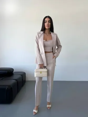 Стильный брючный костюм-тройка с курткой Одесса