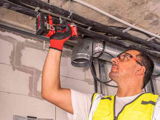 Шуруповерт ударный аккумуляторный бесщеточный MILWAUKEE M18 BLIDRCMC-402C (190Hм) (+ заряд.устройство, 2 аккум., HD кейс) + жилетка Одесса