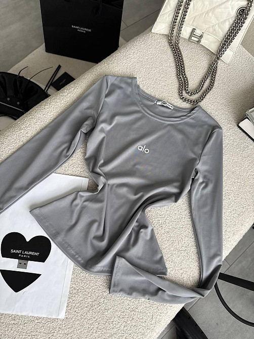 Стильний жіночий базовий лонгслів із написом і вирізом під пальчик мікродайвінг Сірий Одеса - фото 5