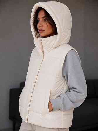 Женская жилетка Lady Yep 7015-2 с капюшоном средняя длина молочная, молочний, 44 Киев