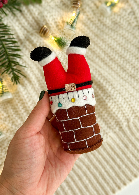 "Новорічна ялинкова прикраса з фетру ручної роботи - Санта застряг в димарі" Київ - фото 2