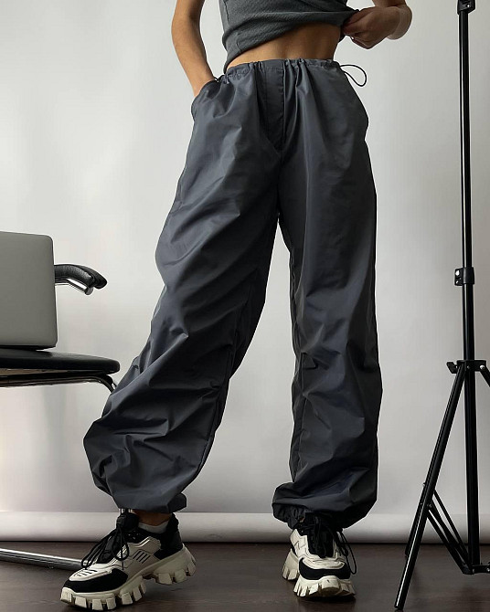 Женские повседневные брюки карго-парашуты плащевка Графит Одесса - изображение 1
