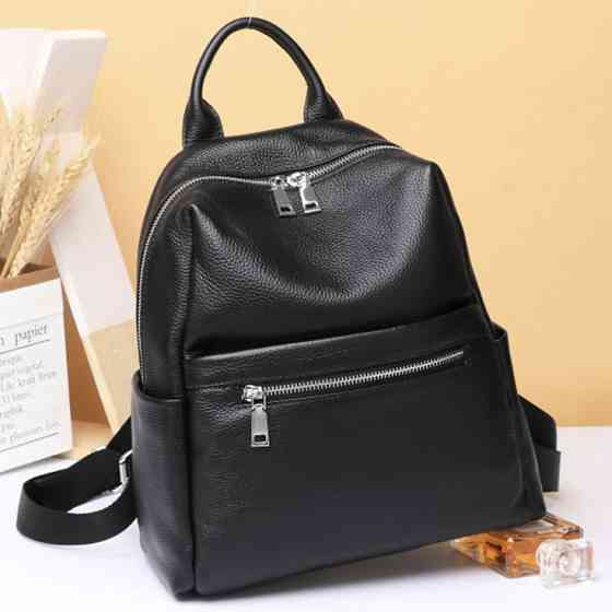 Чорна жіноча шкіряна сумка-рюкзак з відділами для гаджетів Київ