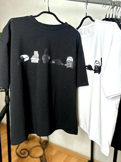 Женская стильная оверсайз футболка с минималистичным принтом котов кулир Черный Одесса - изображение 3