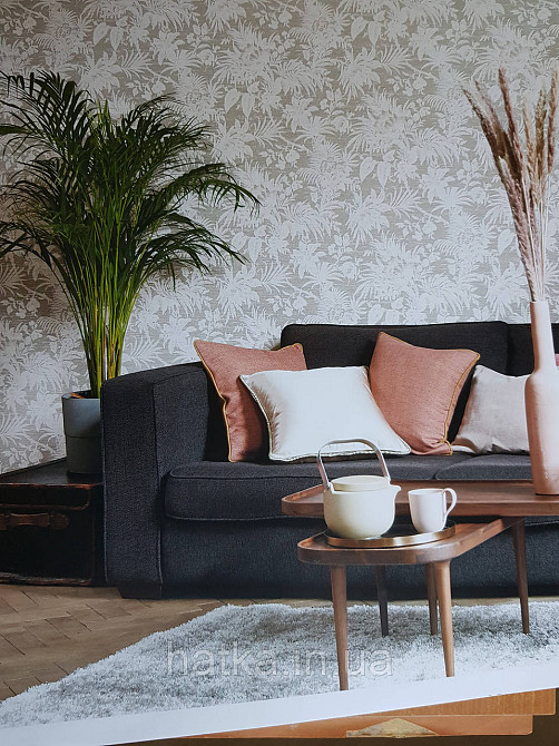 Шпалери флізелінові еко Casadeco Five o'clock 0.53х10 рожеві квіти, пальми, листя на коричневому під гобелен Київ - фото 1