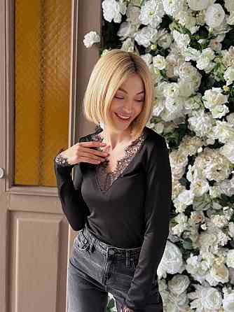 Лонгслив женский с кружевной отделкой 