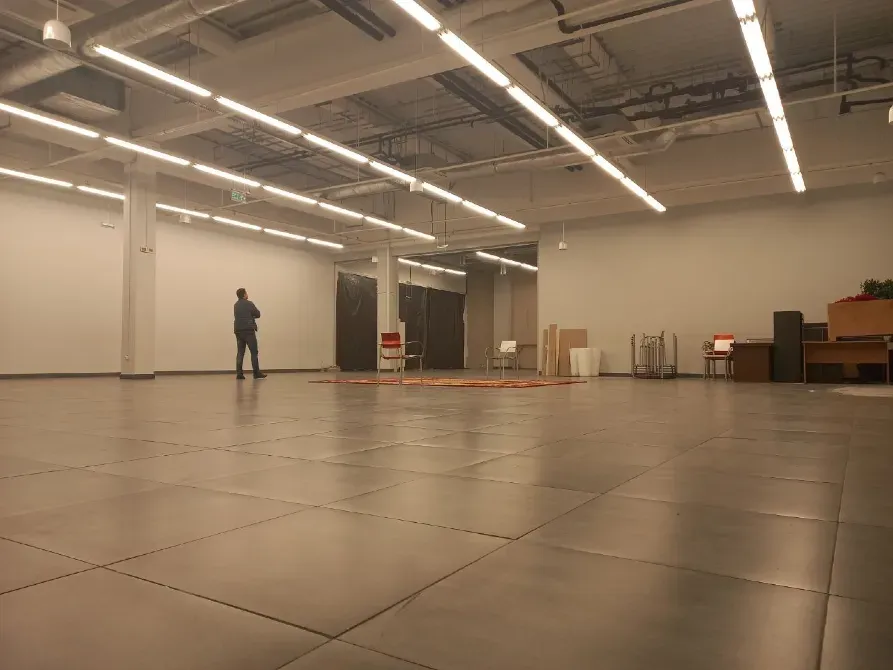 Магазин в ТЦ. Залишається все що на фото (є навіть все освітлення і колонки з музикою) канікули на заїзд і тд. Дніпро - фото 5