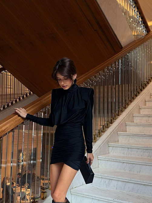 Жіноча елегантна вечірня міні сукня  з акцентними плечима та драпіровкою мікродайвінг Одеса - фото 5