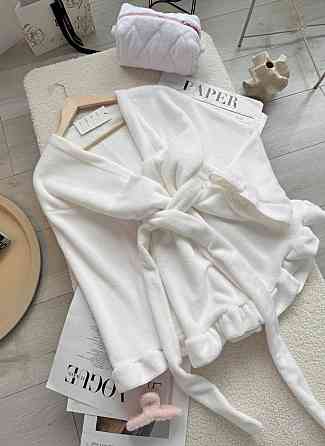 Жіночий теплий короткий халат на запах з рюшами Білий Одеса