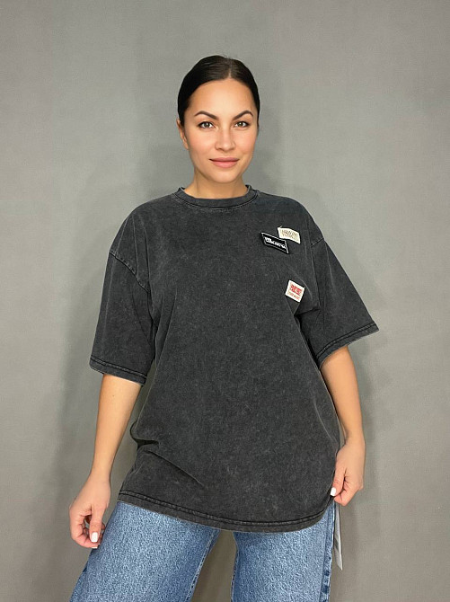 Футболка жіноча A-N 25012 подовжена оверсайз з нашивками патчами попереду one size, чорний, one size Київ - фото 1