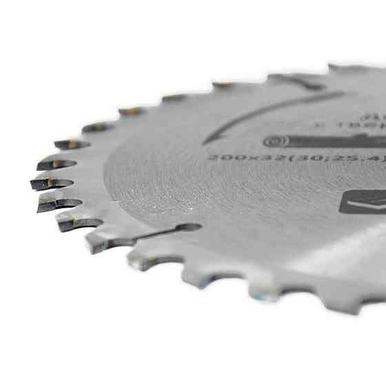 Диск пильный по дереву с твердосплавными напайками Ø200×32 (30; 25.4)×40Т, 7000об/мин GRAD (1958245) Ровно