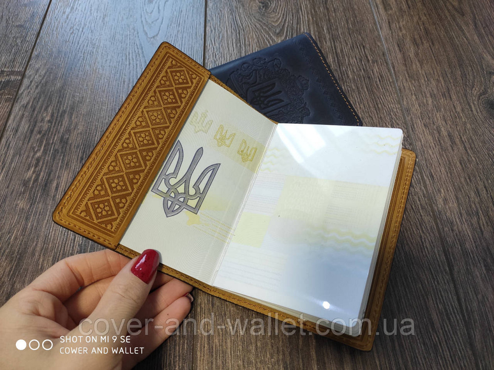 Патріотична обкладинка на паспорт України жовтого кольору ST Leather Київ - фото 5