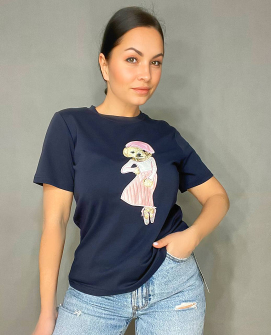 Футболка жіноча A-N 26009 нашивка ведмедик балерина попереду однотонна середня довжина базова one size, темно-синій, one size Київ - фото 15