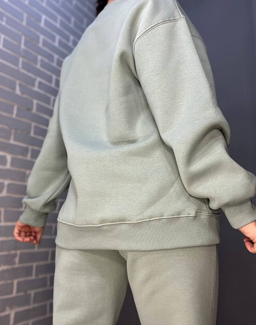 Костюм жіночий Pepper&mint 24-13-03 HUD подовжений світшот вишивка брюки джоггери на резинці утеплений фліс оливковий, оливковий, SM Київ - фото 7