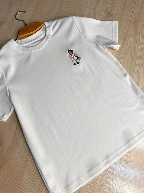 Футболка жіноча A-N 26001 базова однотонна з невеликою вишивкою ведмедик попереду середня довжина one size, білий, one size Київ - фото 17