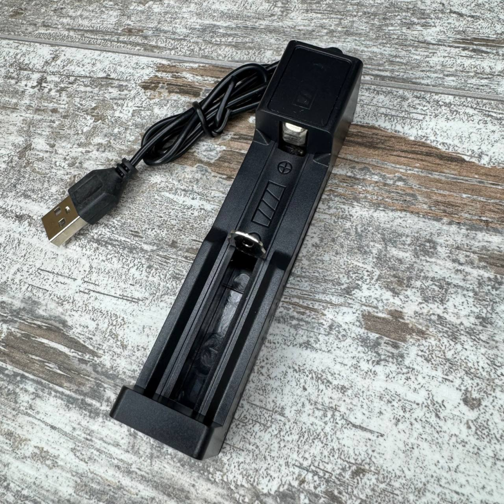 Зарядное устройство USB черное для аккумуляторов 18650, CR123A и других литий-ионных элементов питания Киев - изображение 3