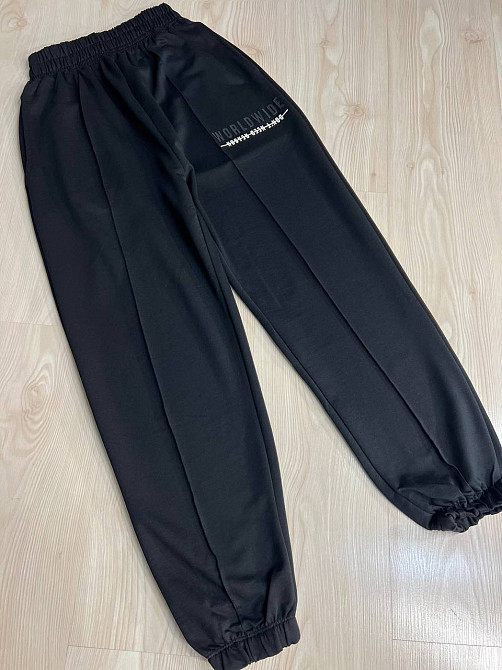 Костюм жіночий CAPPITONE 101216 оверсайз футболка з джогерами з швом і написом чорний, чорний, L Київ - фото 15