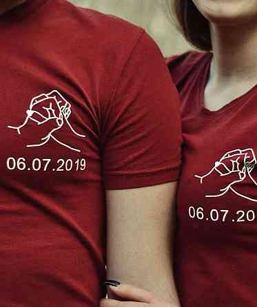 Бордові парні футболки для хлопця та дівчини з датою річини Чернівці