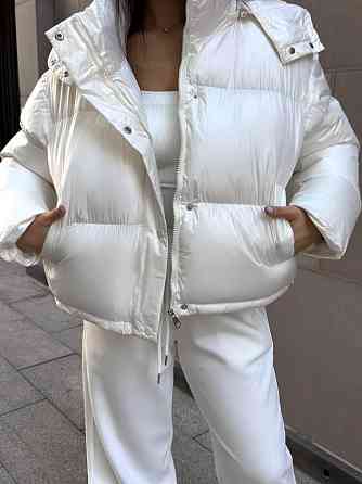 Женская короткая куртка дутик с карманами и капюшоном плащевка перламутр на синтепоне Белый, 44/46 Одесса