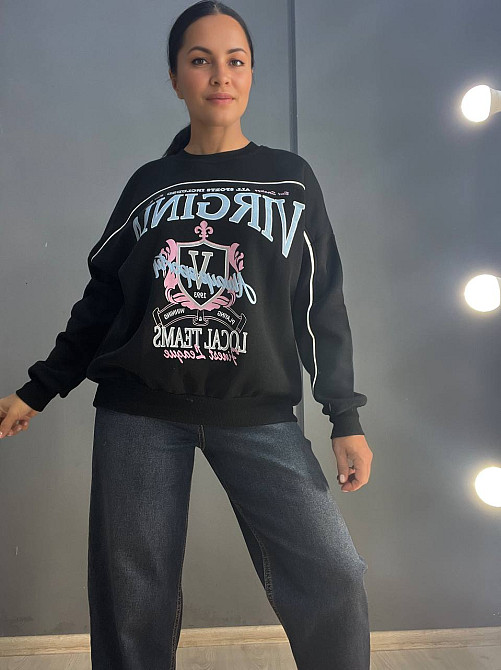 Світшот жіночий OLIVIA 2468 напис попереду VIRGINIA утеплений на флісі модель оверсайз one size, чорний, one size Київ - фото 10