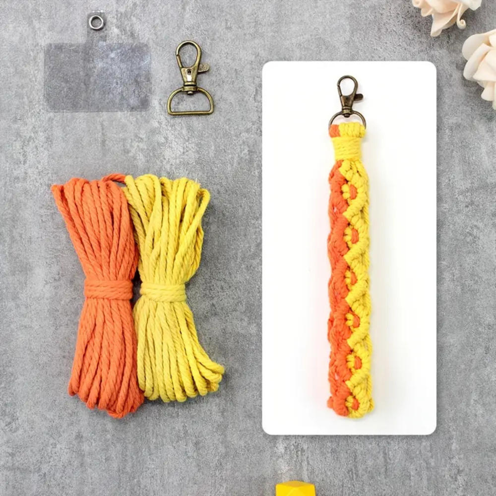 Набір макраме для ручного плетіння і в'язання брелока "Петля" для ключів і аксесуарів 22х3см, помаранчевий з жовтим Кам'янець-Подільський - фото 4