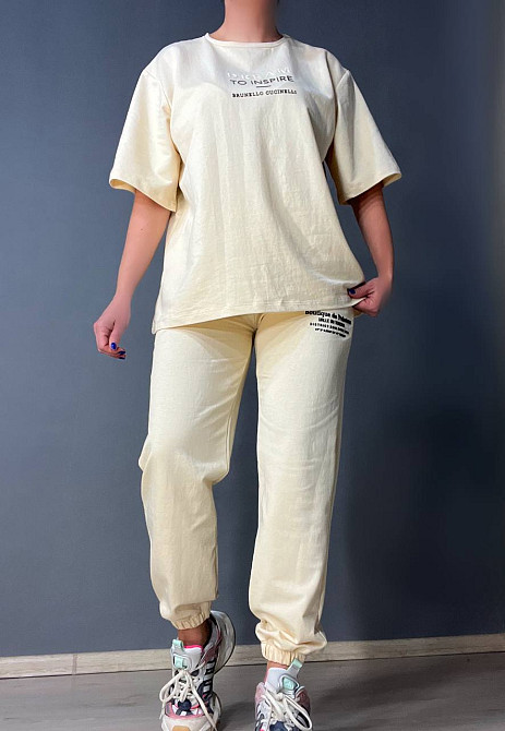 Костюм жіночий CAPPITONE 3161 оверсайз футболка та джогери з написом бежевий, бежевий, M Київ - фото 11