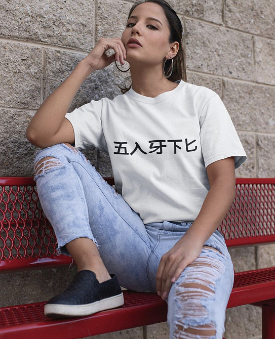 Біла футболка з написом — БЛ *ТЬ Чернівці - фото 1