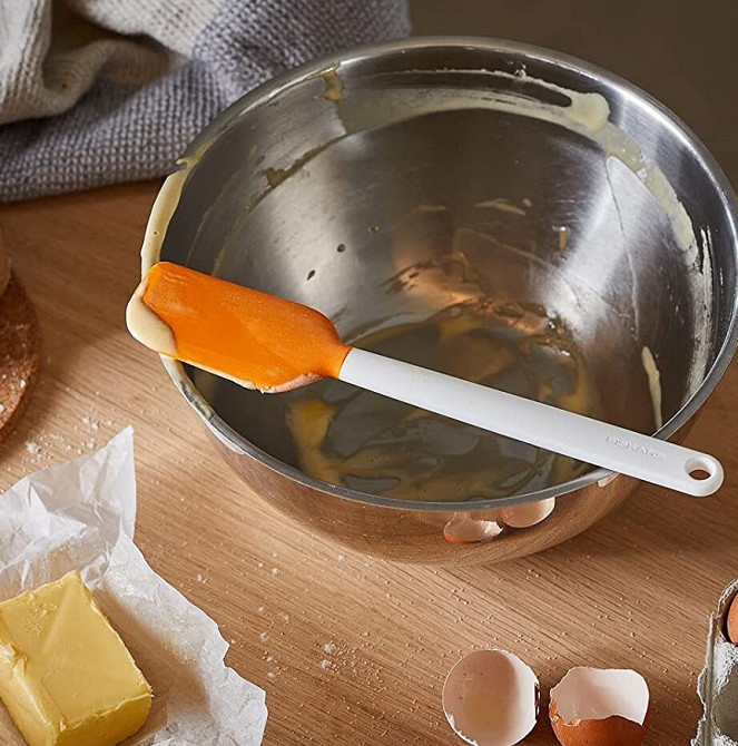 Кухонный Скребок (Шпатель) для теста Fiskars 