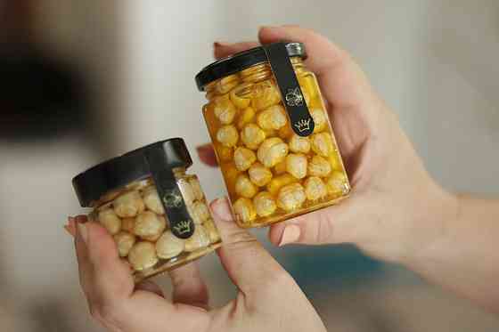 Горіхи з медом у скляній, шестикутній баночці вагою 240 грамів. Фундук. Одеса