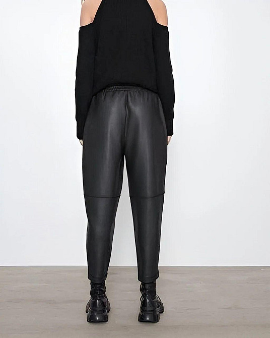 Женские базовые зауженные к низу брюки из экокожи 48/52 Одесса - изображение 3