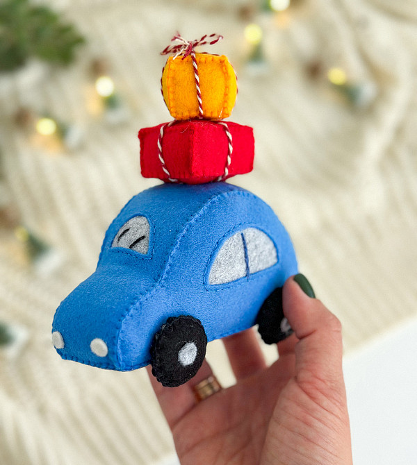 Новорічна ялинкова іграшка з фетру ручної роботи Машинка з подарунками 11 см Київ - фото 2