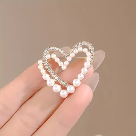 Стильна брошка у формі серця з перлами та кристалами – золота прикраса Київ