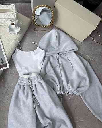 Женский теплый прогулочный костюм - тройка: укороченная кофта, топ и брюки в стиле оверсайз двухсторонний флис + микродайвинг Серый Одесса