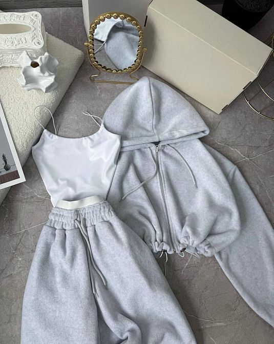 Жіночий теплий прогулянковий костюм — трійка: укорочена кофта, топ і штани в стилі оверсайз двосторонній фліс + мікродайвінг Сірий Одеса - фото 4