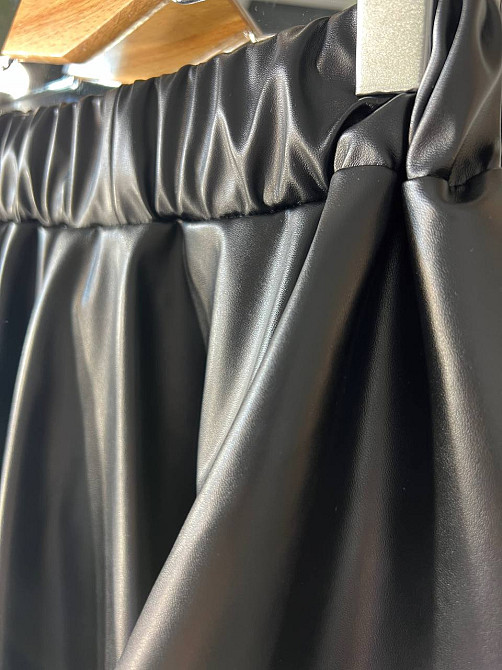 Юбка женская Ariadna 2418 короткая пышная баллон на резинке экоркожа черная, черный, M Киев - изображение 3