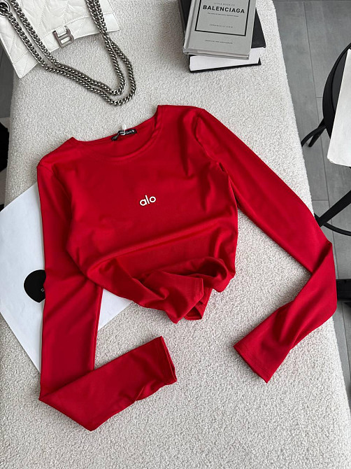 Стильный женский базовый лонгслив с надписью и вырезом под пальчик микродайвинг Красный Одесса - изображение 6