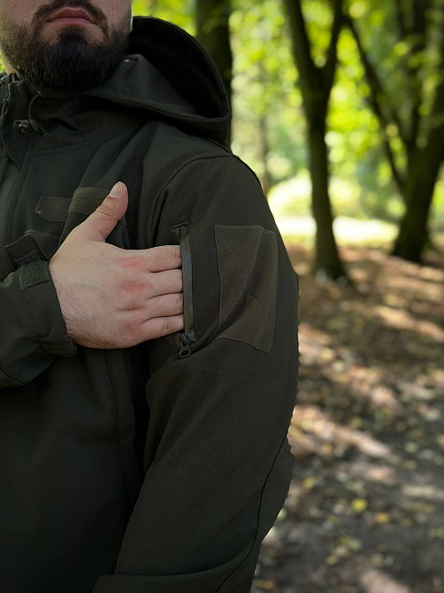 Військовий чоловічий демісезонний костюм soft shell, тактична оливкова форма з липучками для шевронів і капюшоном Львів - фото 2